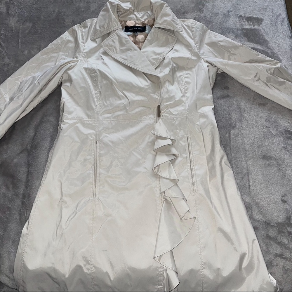 Jones New York cream/light grey/ metallic lightly reflective trench coat